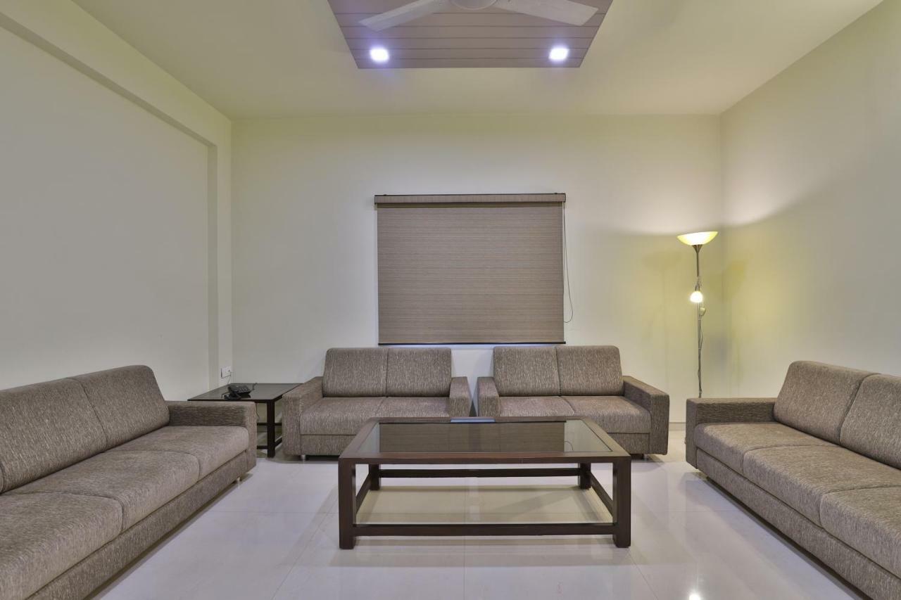 Bharuch Capital O 47284 Atithi Resort מראה חיצוני תמונה